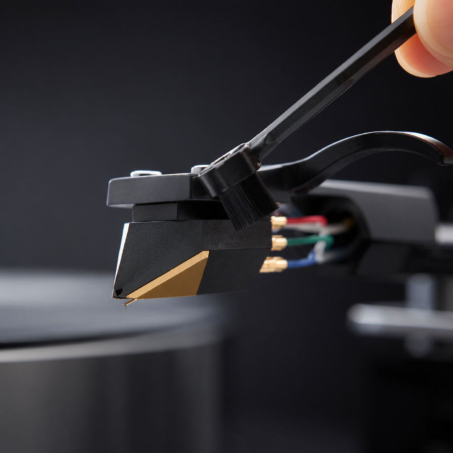 AUDURA stylus cleaning brush safely removes dust from record player needle